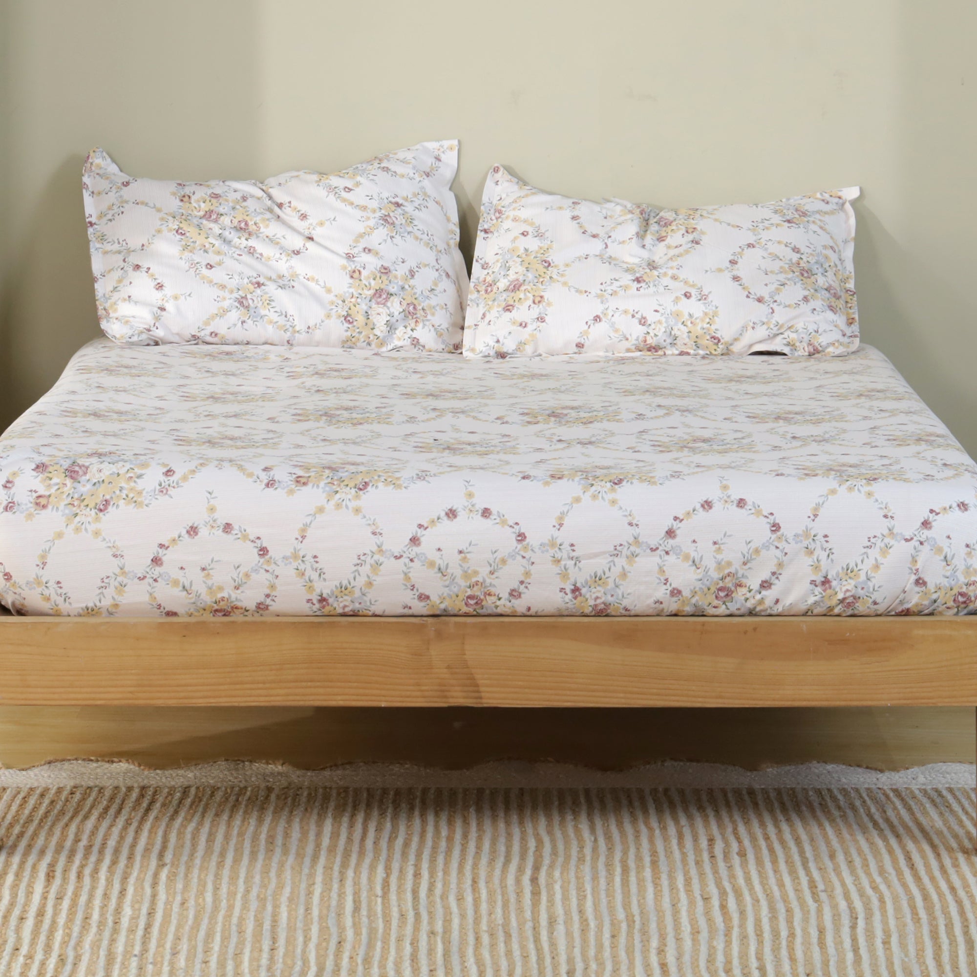 Rose Queen Fitted Sheet with 2 Pillow Covers 100% Cotton 160 TC Floral Wreath Cream